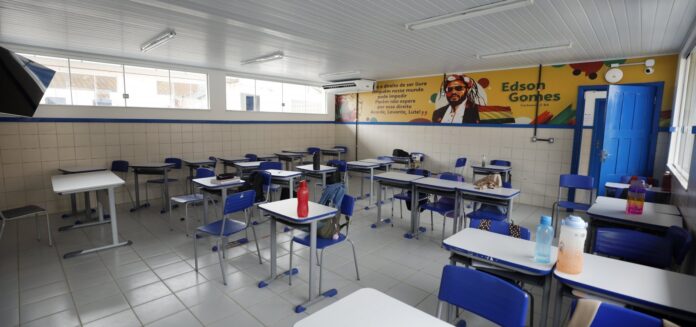 EDUCAÇÃO EM BAIXA