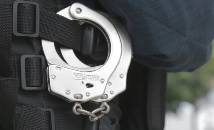 homem preso com algema